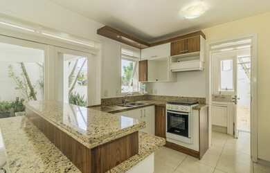 Imagem: A casa possui 4 Dormitórios, 3 Banheiros, 3 Vagas na garagem