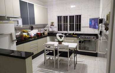 Imagem: A casa possui 3 Dormitórios, 3 Banheiros, 2 Vagas na garagem