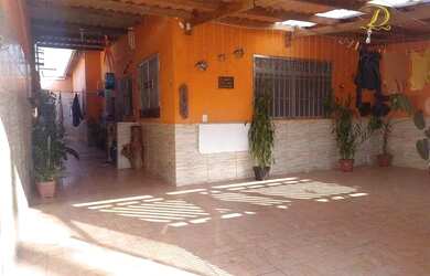 Imagem: A casa possui 3 Dormitórios, 4 Banheiros, 2 Vagas na garagem