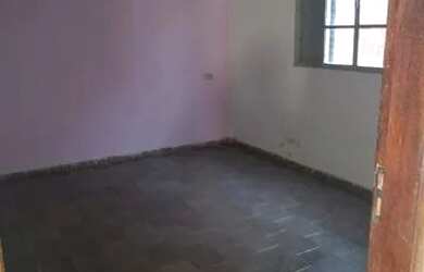 Imagem: A casa possui 3 Dormitórios, 2 Banheiros, 4 Vagas na garagem