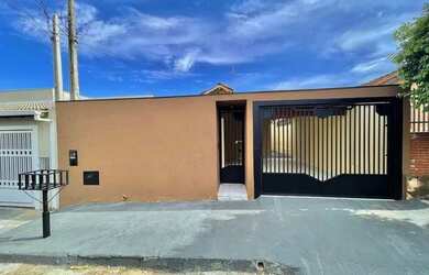 Imagem: A casa possui 2 Dormitórios, 1 Banheiro, 1 Vaga na garagem