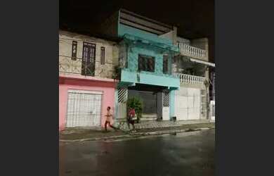 Imagem: A casa possui 3 Dormitórios, 2 Banheiros e está localizado