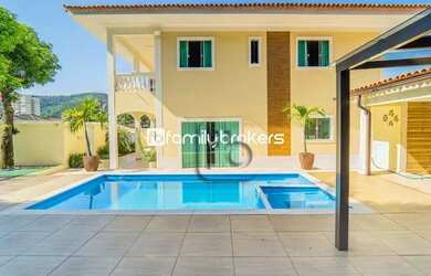 Imagem: A casa possui 3 Dormitórios, 5 Banheiros, 4 Vagas na garagem