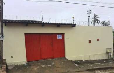 Imagem: A casa possui 3 Dormitórios, 2 Banheiros, 5 Vagas na garagem