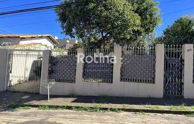 Imagem: A casa possui 3 Dormitórios, 2 Banheiros, 1 Vaga na garagem