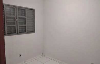 Imagem: A casa possui 2 Dormitórios, 1 Banheiro, 1 Vaga na garagem