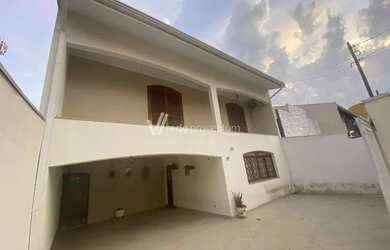 Imagem: A casa possui 3 Dormitórios, 4 Banheiros, 5 Vagas na garagem