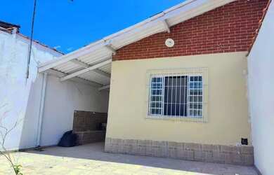 Imagem: A casa possui 2 Dormitórios, 2 Banheiros, 2 Vagas na garagem