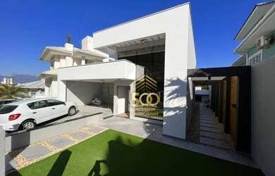 Imagem: A casa possui 3 Dormitórios, 2 Banheiros, 2 Vagas na garagem