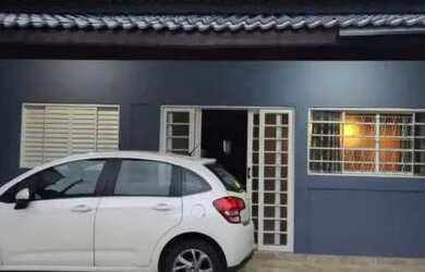 Imagem: A casa possui 2 Dormitórios, 1 Banheiro, 2 Vagas na garagem