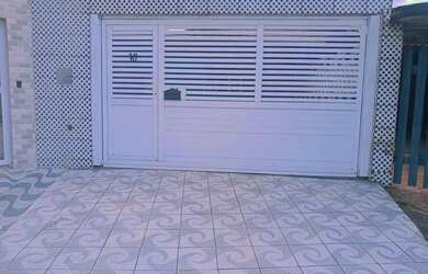 Imagem: A casa possui 2 Dormitórios, 2 Banheiros, 4 Vagas na garagem