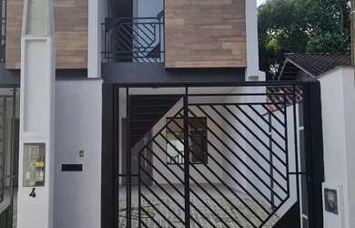 Imagem: A casa possui 2 Dormitórios, 3 Banheiros, 2 Vagas na garagem