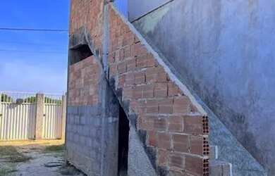 Imagem: A casa possui 4 Dormitórios, 2 Banheiros, 2 Vagas na garagem