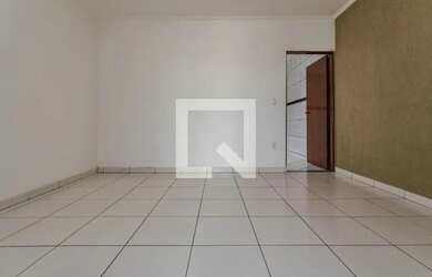 Imagem: A casa possui 2 Dormitórios, 2 Banheiros, 2 Vagas na garagem