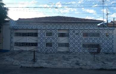 Imagem: A casa possui 4 Dormitórios, 2 Banheiros, 2 Vagas na garagem