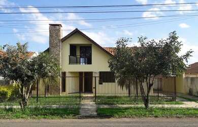 Imagem: A casa possui 4 Dormitórios, 2 Banheiros, 2 Vagas na garagem