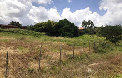 Imagem: O terreno possui 1.400m² de Área e está localizado em Gravatá