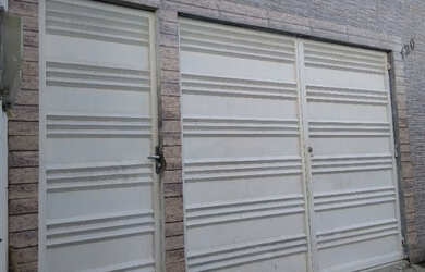 Imagem: A casa possui 3 Dormitórios, 2 Banheiros, 1 Vaga na garagem