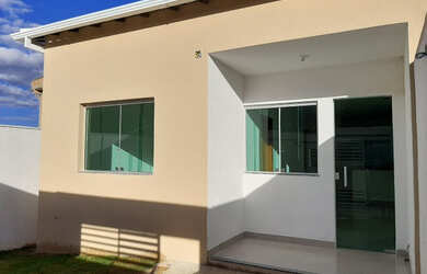 Imagem: A casa possui 3 Dormitórios, 1 Banheiro, 2 Vagas na garagem