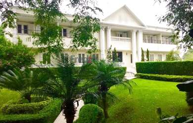 Imagem: A casa possui 5 Dormitórios, 5 Banheiros, 5 Vagas na garagem