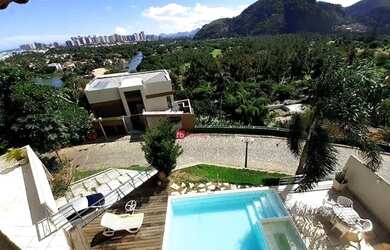 Imagem: A casa em condomínio possui 4 Dormitórios, 4 Banheiros, 3