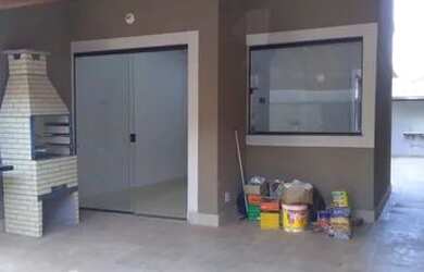 Imagem: A casa possui 3 Dormitórios, 1 Banheiro, 2 Vagas na garagem