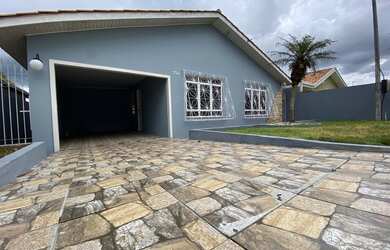 Imagem: A casa possui 3 Dormitórios, 2 Banheiros, 2 Vagas na garagem