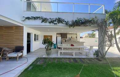 Imagem: A casa em condomínio possui 5 Dormitórios, 5 Banheiros, 5