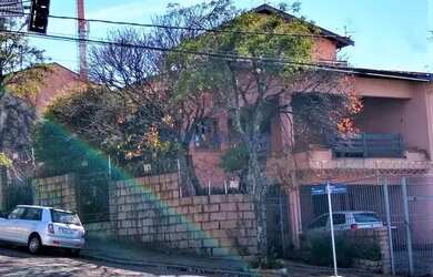 Imagem: A casa possui 5 Dormitórios, 5 Banheiros, 3 Vagas na garagem