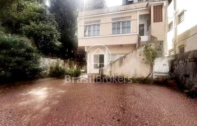 Imagem: A casa possui 4 Dormitórios, 5 Banheiros, 4 Vagas na garagem