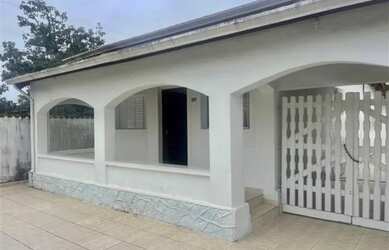 Imagem: A casa possui 2 Dormitórios, 1 Banheiro, 2 Vagas na garagem