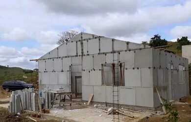 Imagem: A casa possui 3 Dormitórios, 2 Banheiros e está localizado