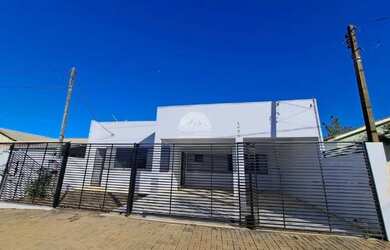 Imagem: A casa possui 2 Dormitórios, 2 Banheiros, 2 Vagas na garagem