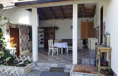 Imagem: A casa possui 4 Dormitórios, 2 Banheiros, 2 Vagas na garagem