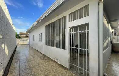 Imagem: A casa possui 3 Dormitórios, 2 Banheiros, 3 Vagas na garagem