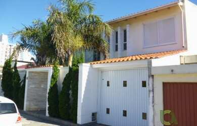 Imagem: A casa possui 5 Dormitórios, 2 Banheiros, 2 Vagas na garagem