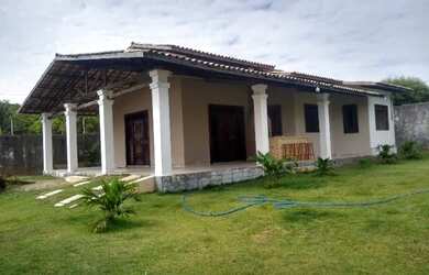 Imagem: A casa possui 3 Dormitórios, 3 Banheiros e 5 Vagas na garagem