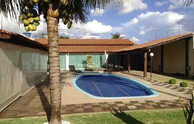 Imagem: A casa em condomínio possui 3 Dormitórios, 5 Vagas na garagem