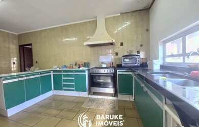 Imagem: A casa possui 3 Dormitórios, 4 Banheiros, 2 Vagas na garagem