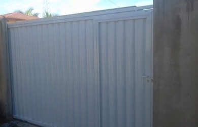 Imagem: A casa possui 2 Dormitórios, 1 Banheiro, 1 Vaga na garagem