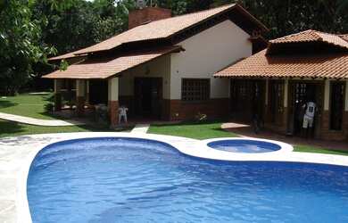 Imagem: A casa possui 2 Dormitórios, 5 Banheiros, 5 Vagas na garagem