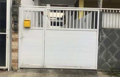 Imagem: A casa possui 2 Dormitórios, 1 Banheiro, 3 Vagas na garagem