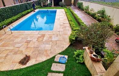 Imagem: A casa possui 4 Dormitórios, 5 Banheiros, 4 Vagas na garagem