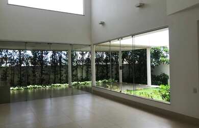 Imagem: A casa em condomínio possui 4 Dormitórios, 5 Banheiros, 5