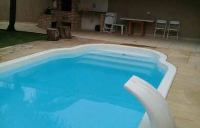 Imagem: A casa possui 4 Dormitórios, 5 Banheiros, 4 Vagas na garagem