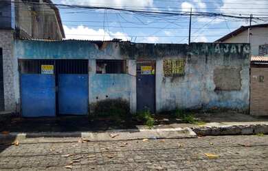 Imagem: A casa possui 2 Dormitórios, 1 Banheiro, 2 Vagas na garagem