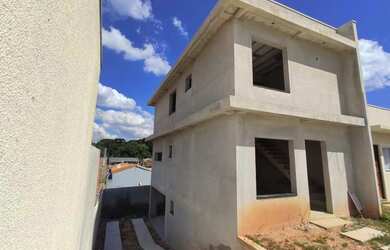 Imagem: A casa possui 3 Dormitórios, 2 Banheiros, 2 Vagas na garagem