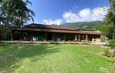 Imagem: A casa possui 3 Dormitórios, 3 Banheiros, 3 Vagas na garagem