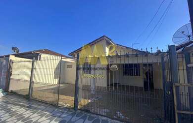 Imagem: A casa possui 3 Dormitórios, 2 Banheiros, 2 Vagas na garagem