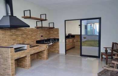 Imagem: A casa possui 3 Dormitórios, 4 Banheiros, 2 Vagas na garagem